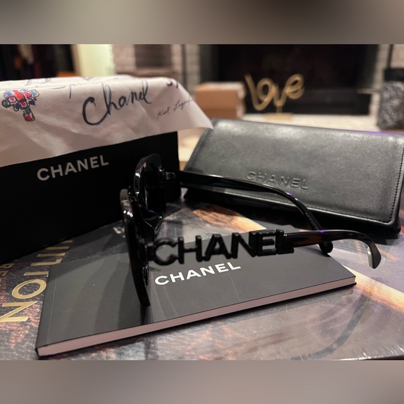 SOLD - 🕶️ CHANEL CH5422B Black Logo Sunglasses - Picture 6 of 10